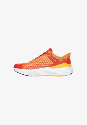 Scarpe da ginnastica arancioni e rosse con tomaia in rete, design a righe, suola intermedia spessa bianca e suola nera. Presentano chiusura con lacci e colletto imbottito.