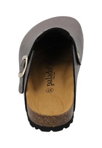 Scarpa grigia con apertura sul retro, con tomaia testurizzata, un accentuato cinturino in metallo e un plantare in sughero; presenta una suola in gomma nera con leggero battistrada.
