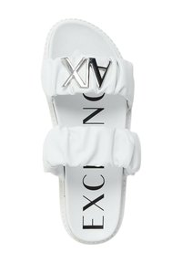 Infradito bianche con cinturini arricciati e accento del logo argentato. La soletta presenta il nome del marchio in lettere in grassetto. Texture liscia.