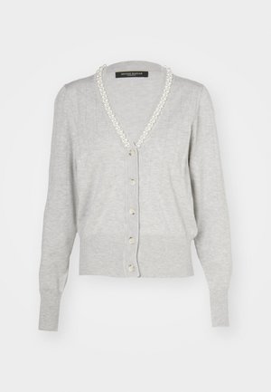 Cardigan en maille gris clair avec manches longues, boutons sur le devant et col en V bordé de perles blanches.