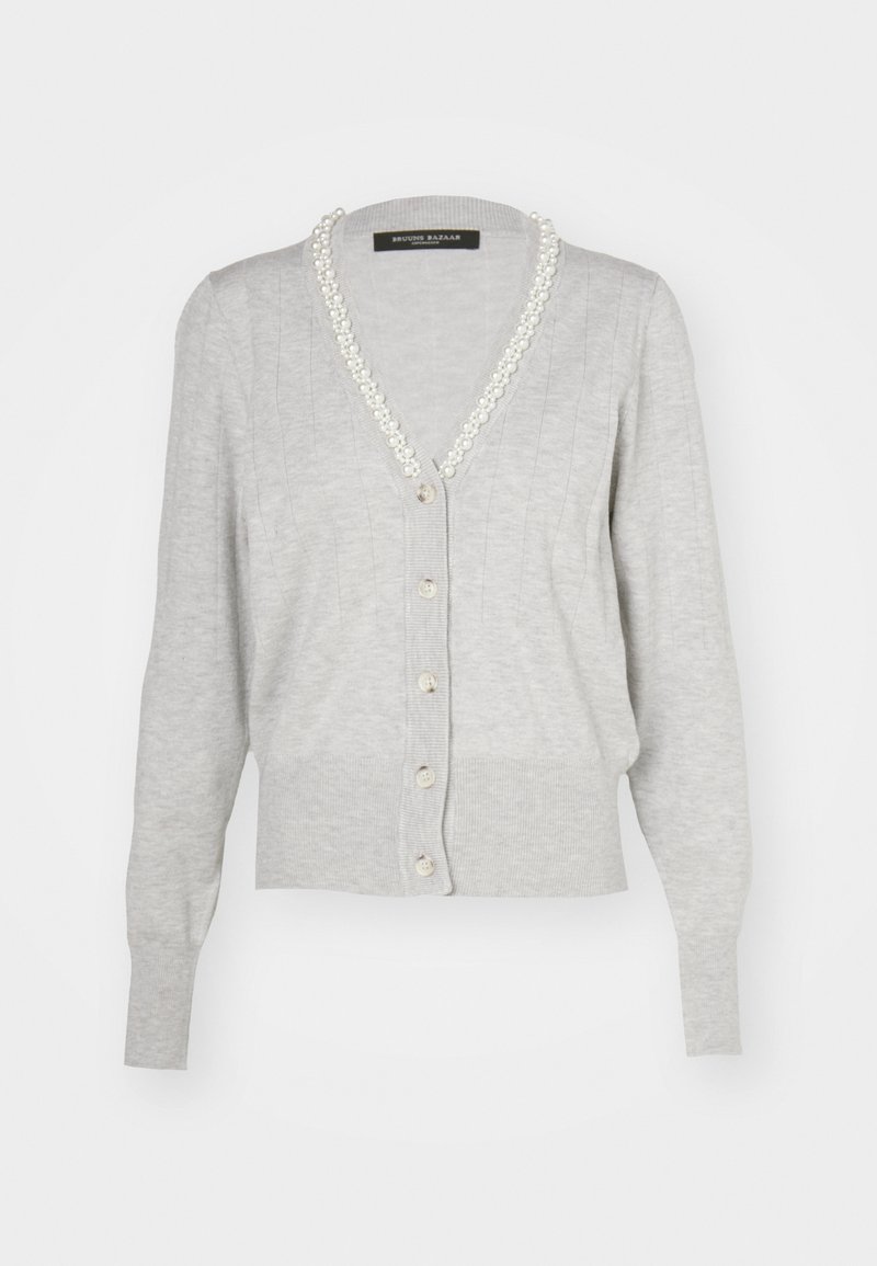 Cardigan en maille gris clair avec manches longues, boutons sur le devant et col en V bordé de perles blanches.