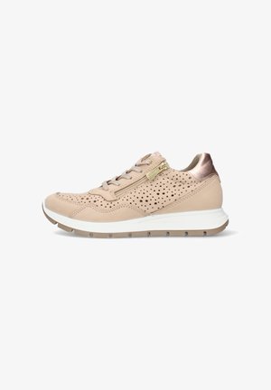 Sneaker beige traforato con chiusura frontale con lacci, cerniera laterale, dettaglio metallico sul tallone e suola spessa bianca con battistrada beige.