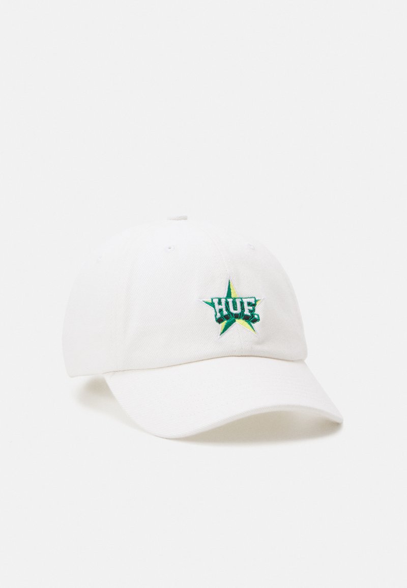 Căciulă albă din bumbac, cu un logo brodat „HUF” în formă de stea, verde și albastru, pe față. Textură moale, curea ajustabilă în spate.