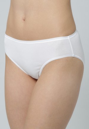 Witte katoenen bikini slipjes met een gladde textuur, voorzien van een middelgrote tailleband en minimale stiksels voor een eenvoudig ontwerp.