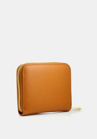 Portefeuille en cuir marron avec une finition texturée, fermeture éclair et matériel de fermeture éclair en teinte dorée, présentant une forme rectangulaire compacte.