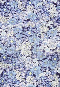 Tecido floral com flores azuis e amarelas claras sobre um fundo azul escuro, apresentando um padrão misto e uma superfície texturizada.