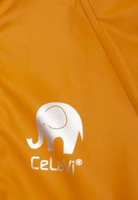 Orange vattentålig tyg med en silverfärgad elefantlogotyp och "CeLaVi"-varumärke, slät textur, utan distinkta mönster eller accenter.