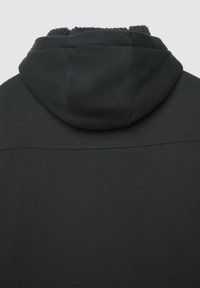 Felpa con cappuccio grigia scura caratterizzata da un morbido rivestimento interno texturizzato nel cappuccio, con un design semplice e senza hardware o pattern visibili.