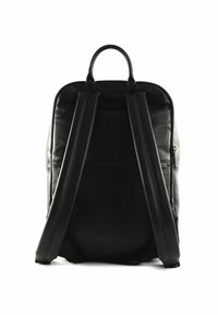 Sac à dos en cuir noir avec une finition texturée, deux bretelles, une poignée supérieure et une poche extérieure zippée pour le rangement.