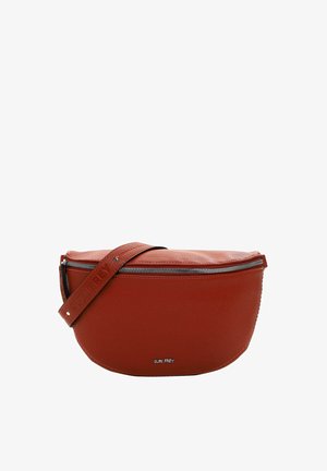 Sac bandoulière en cuir rouge avec une forme arrondie, fermeture éclair et une surface texturée. Il dispose d'une sangle ajustable à logo.