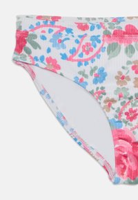 Bikini-Hose mit Blumenmuster, die pinke, blaue und grüne Blumen auf einem weißen Hintergrund zeigt. Hergestellt aus weichem, elastischem Material mit einem glatten Innenfutter.