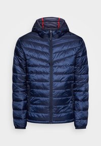 Giacca imbottita blu navy con cappuccio, caratterizzata da pannelli trapuntati orizzontali, una zip frontale e dettagli rossi all'interno del colletto.
