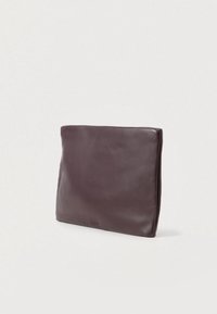 Καφέ δερμάτινο φάκελο τσάντας με λεία υφή, ορθογώνιο σχήμα και μινιμαλιστικό σχέδιο. Χωρίς ορατά αξεσουάρ ή διακοσμητικά στοιχεία.