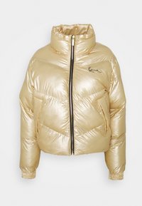 Złota pikowana kurtka puchowa z wysokim kołnierzem, zapięciem na zamek i kieszeniami. Wykonana z błyszczącego, lekkiego materiału z elastycznymi mankietami.