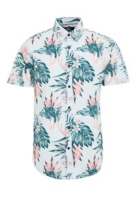 Chemise à manches courtes en bleu clair avec un motif de feuilles tropicales et de fleurs en vert et rose, avec des boutons foncés et un col.