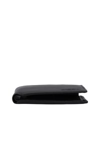 Portefeuille en cuir noir mince, fermé, vu de côté sur un fond blanc.