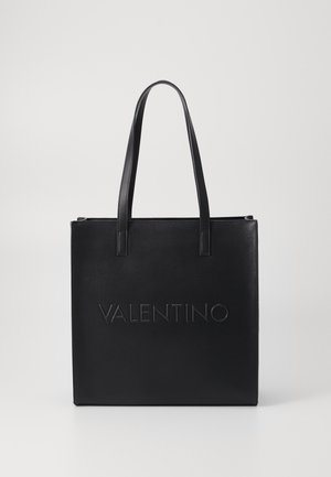 Czarna prostokątna skórzana torba na ramię z dwoma uchwytami i wytłoczonym logo "VALENTINO" z przodu.