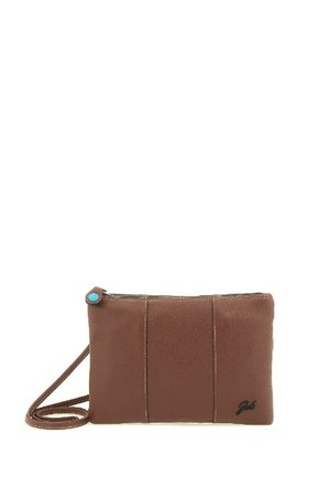 Pochette da polso in pelle marrone con cuciture visibili, chiusura con cerniera, cinturino sottile e piccolo logo in rilievo nell'angolo in basso a destra.