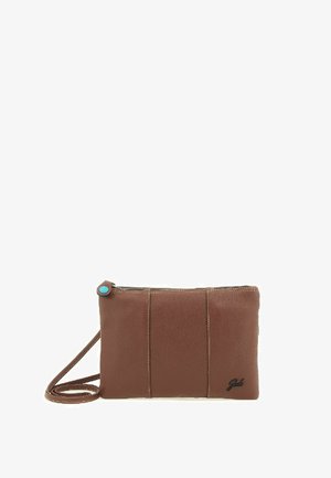 Pochette da polso in pelle marrone con cuciture visibili, chiusura con cerniera, cinturino sottile e piccolo logo in rilievo nell'angolo in basso a destra.