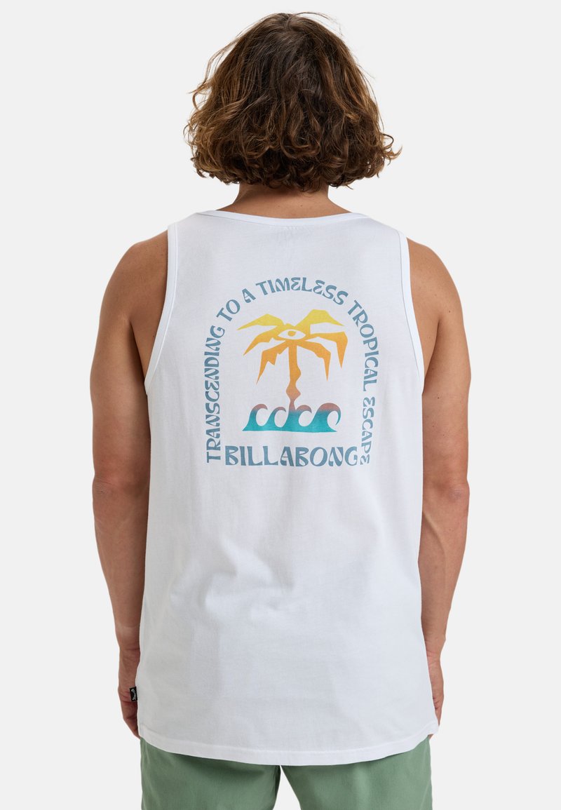 Camiseta sin mangas blanca con un gráfico colorido de una palmera y olas, con texto que dice "Transcendiendo a una escapada tropical atemporal" en la parte de atrás.