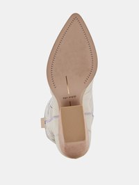 Zapato de tacón con punta afilada, con una parte superior transparente, suela de color claro y ligera textura. Logotipo visible en las plantillas.