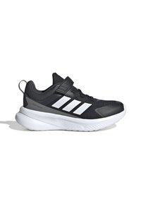 Chaussure de sport noire avec matériau en maille, design à trois bandes blanches, sangle ajustable et semelle blanche rembourrée. Présente un dessus texturé et une languette au talon.