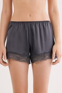 Graue Satinshorts mit zartem Spitzenabschluss, weicher Textur und einem elastischen Bund für Komfort. Elegantes Design mit leichtem Material.
