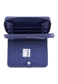 Námořnická modrá látková peněženka s více sloty na karty a přihrádkami, zipová část na mince a zapínání na knoflík. Viditelné logo Kipling.