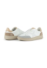 Sneakers bianche con accenti beige e grigi, realizzate in pelle e suede, con lati testurizzati e perforazioni, e una suola in gomma.