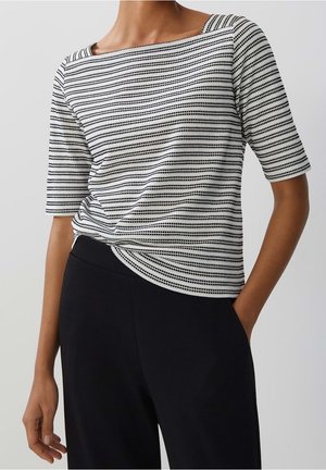 Zwart-wit gestreept topje met korte mouwen, een vierkante halslijn en een gedraaide detail bij de taille, gemaakt van een glad, lichtgewicht stof.