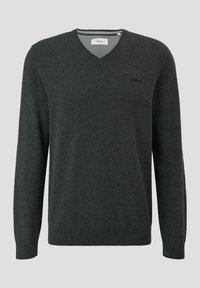Dunkelgrauer Strickpullover mit V-Ausschnitt, langen Ärmeln, gerippten Bündchen und Saum, mit einem kleinen Logo auf der linken Brust. Glatte Textur.
