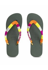 Tijdloze slippers met een grijze rubberen zool. De bandjes hebben felle kleuren zoals geel, oranje, roze en paars, met metalen gouden accenten. Gestructureerde afwerking.