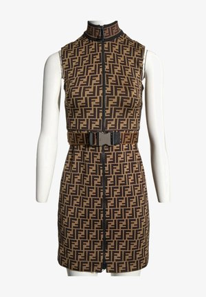 Robe sans manches marron et noire à motifs avec fermeture éclair à l'avant et ceinture assortie avec boucle noire sur un mannequin blanc.