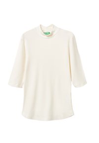 Rippierter, cremefarbener Rollkragenpullover mit drei Viertelärmeln. Weiche Textur, lockere Passform und abgerundetem Saum. Grünes Etikett am Kragen.