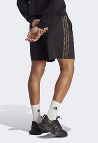 adidas Sportswear AEROREADY ESSENTIALS CHELSEA 3-STRIPES - Sportovní kraťasy - black   olive strata