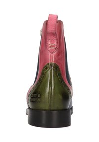 Botín de cuero multicolor con un talón rosa, tacón verde y decoraciones de brogue. Presenta un acabado suave y suela negra.