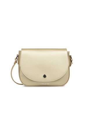 Sac bandoulière en cuir beige avec fermeture à rabat, bords arrondis, sangle ajustable et petit logo argenté Lancaster Paris à l'avant.