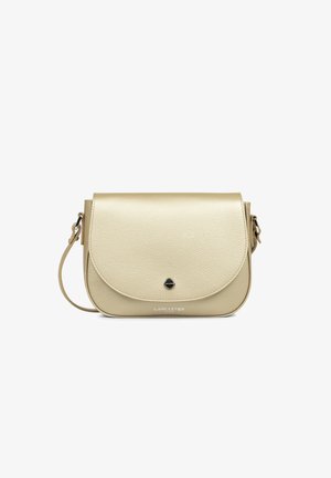 Sac bandoulière en cuir beige avec fermeture à rabat, bords arrondis, sangle ajustable et petit logo argenté Lancaster Paris à l'avant.