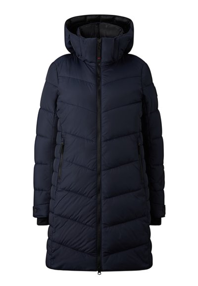 Marineblauer Puffercoat mit hohem Kragen, Frontreißverschluss, seitlichen Taschen und einem Chevron-Muster auf dem Körper. Enganliegende Ärmel mit verstellbaren Bündchen.