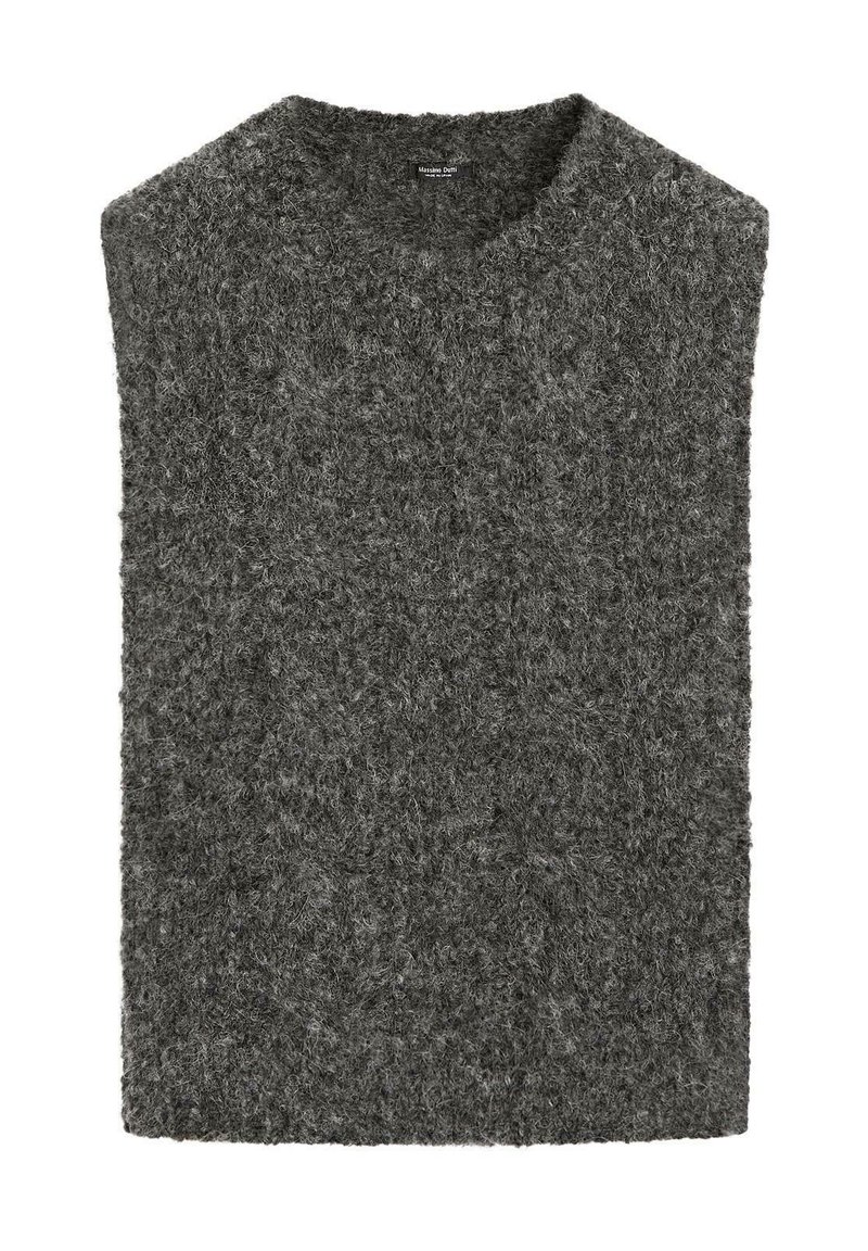 Poncho gris tricoté en tissu doux et texturé, avec un design sans manches et un col rond, présentant une forme rectangulaire ample.