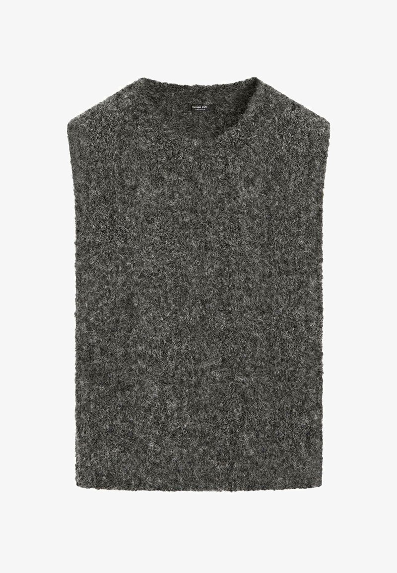 Poncho gris tricoté en tissu doux et texturé, avec un design sans manches et un col rond, présentant une forme rectangulaire ample.