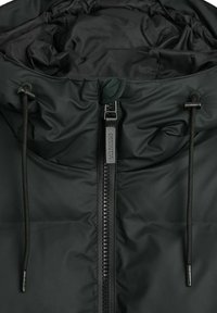 Mustat puffatakki korkealla kauluksella, vetoketjukiinnityksellä ja kiristysnaruilla. Sileä kangas, jossa on hienovarainen brändäys vetoketjun kohdalla.