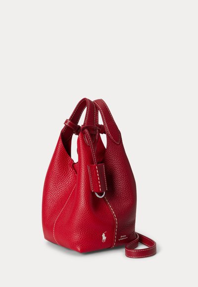 Červená kožená kabelka s textúrou, s hornými rukoväťami, odnímateľným ramenným popruhom, viditeľným bielym prešívaním a malým bielym logom Polo Ralph Lauren.