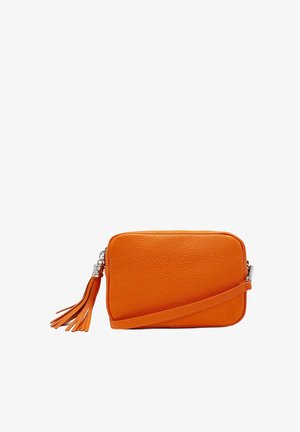 Oranje leren schoudertas met een gestructureerde afwerking, rechthoekige vorm, ritssluiting en een decoratieve franje.