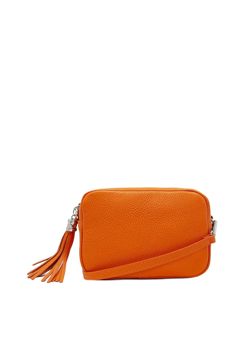 Bolso bandolera de cuero naranja con acabado texturizado, forma rectangular, cierre de cremallera y detalle decorativo de borla.