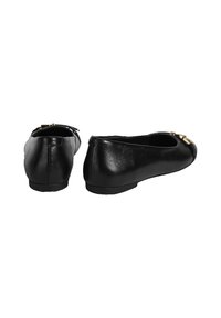 Schwarze Leder-Ballettschuhe mit abgerundeter Spitze und niedrigem Absatz, akzentuiert mit goldfarbenen Hardware-Elementen an der Vorderseite. Glatte Textur.
