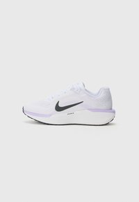 Hvite sportssko med et pustende mesh-overdel, svart Nike swoosh, lys lilla detaljer på sålen, og en teksturert svart gummimellomsåle.
