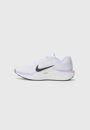 Weiße Sportschuhe mit einem atmungsaktiven Mesh-Obermaterial, schwarzem Nike-Swoosh, hellvioletten Akzenten an der Sohle und einer strukturierten schwarzen Gummisohle.