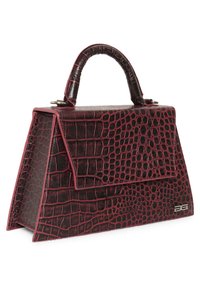 Sac à main structuré rouge foncé avec texture crocodile, poignée supérieure, fermeture à rabat et logo DG argenté dans le coin inférieur.