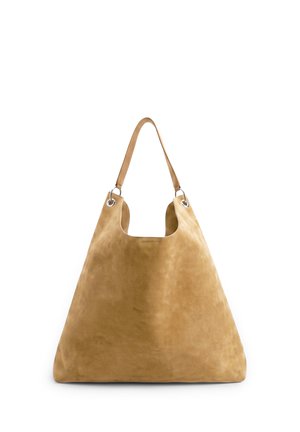 Grande borsa in camoscio color cuoio con una singola tracolla e anelli metallici argento su sfondo bianco.